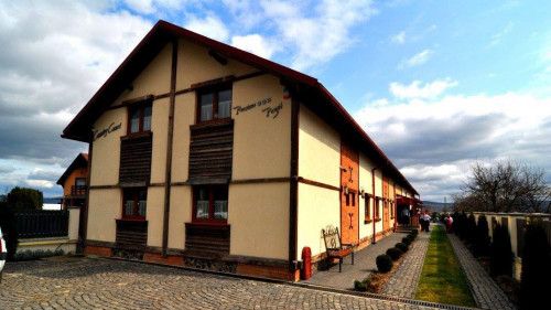 Country Court - Curteni