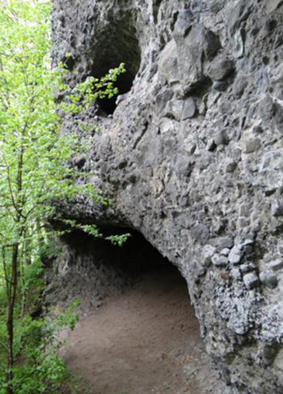 Fatörzsbarlang - Ládás kunyhója